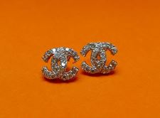 Afbeelding van “C” oorknopjes in sterling zilver met ronde kubiek zirkonia, twee vervlochten C-vormen - medium
