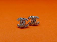 Afbeelding van “C” oorknopjes in sterling zilver met ronde kubiek zirkonia, twee vervlochten C-vormen - small