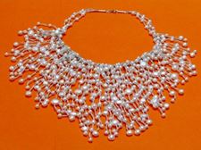 Image de « Cascade de perles » collier bavette en perles d'eau douce blanches et argent
