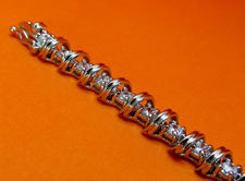 Image de « Zircones en spirale », bracelet de tennis en argent sterling, un rang de zircones cubiques rondes serties à griffes entrecoupées de vagues en spirale