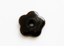 Image de 1.9x1.9 cm, pendentif, marguerite en céramique grecque, émail noir de jais
