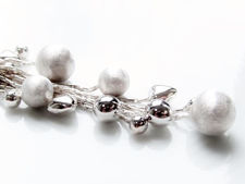 Afbeelding van "Kwastje met verfraaiingen" hanger met kogelketting in sterling zilver, versierd met bolletjes en hartjes